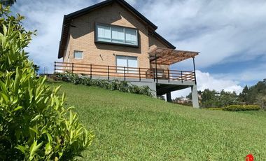 casa en arriendo en loma del escobero. Cod A6000