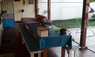 Casa tipo Chalet en 2 plantas en Bella vista amplios espacios fondo y piscina.