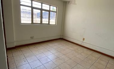 Casa en Ladron de Guevara súper ubicada! Ideal oficinas o negocio