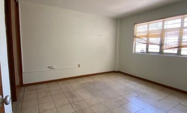 Casa en Ladron de Guevara súper ubicada! Ideal oficinas o negocio