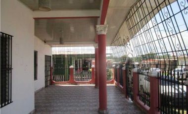 VENDO CASA EN LA CHORRERA BARRIO BALBOA 2R