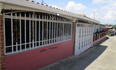 VENDO CASA EN LA CHORRERA BARRIO BALBOA 2R