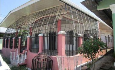VENDO CASA EN LA CHORRERA BARRIO BALBOA 2R