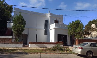 VENTA CASA USO COMERCIAL 5 AMBIENTES BERNAL