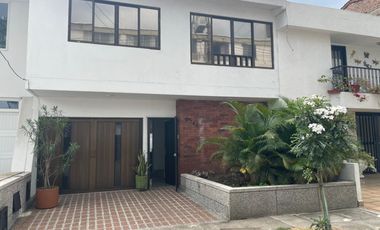 casa en arriendo en urbanización la flora. Cod A108302