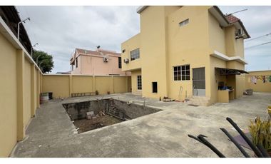 CASA DE 3 PISOS EN VENTA O ALQUILER CERCA AL ESTADIO JOCAY EN MANTA