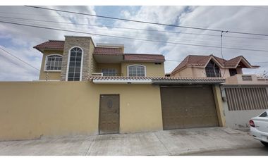 CASA DE 3 PISOS EN VENTA O ALQUILER CERCA AL ESTADIO JOCAY EN MANTA