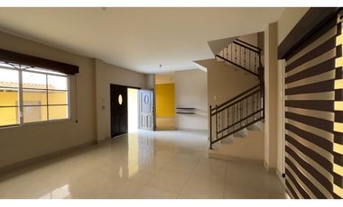 CASA DE 3 PISOS EN VENTA O ALQUILER CERCA AL ESTADIO JOCAY EN MANTA