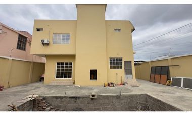 CASA DE 3 PISOS EN VENTA O ALQUILER CERCA AL ESTADIO JOCAY EN MANTA