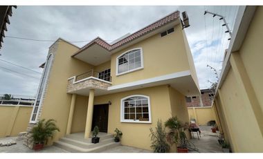 CASA DE 3 PISOS EN VENTA O ALQUILER CERCA AL ESTADIO JOCAY EN MANTA