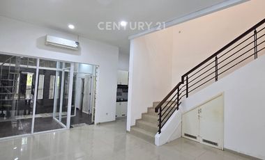 Rumah Semi Furnished 2 Lantai Di Setra Duta Bandung