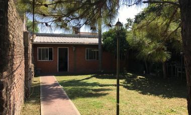 Casa de 5 Amb c/ Cocheras Quincho y Fondo Parquizado