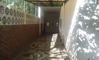 Casa de 5 Amb c/ Cocheras Quincho y Fondo Parquizado