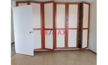 PRIMER PISO 
PATIO DE INGRESO 
CAR PORT
SALA COMEDOR 
COCINA 
1 DORMITORIO CON CLOSET 
JARDIN INTERIOR 
ESCALERA QUE UNE CON EL SEGUNDO PISO
S