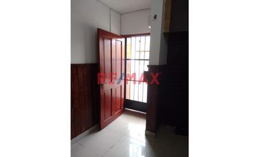 PRIMER PISO 
PATIO DE INGRESO 
CAR PORT
SALA COMEDOR 
COCINA 
1 DORMITORIO CON CLOSET 
JARDIN INTERIOR 
ESCALERA QUE UNE CON EL SEGUNDO PISO
S