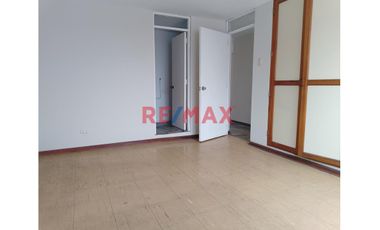 PRIMER PISO 
PATIO DE INGRESO 
CAR PORT
SALA COMEDOR 
COCINA 
1 DORMITORIO CON CLOSET 
JARDIN INTERIOR 
ESCALERA QUE UNE CON EL SEGUNDO PISO
S
