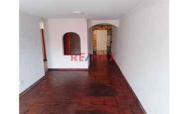 PRIMER PISO 
PATIO DE INGRESO 
CAR PORT
SALA COMEDOR 
COCINA 
1 DORMITORIO CON CLOSET 
JARDIN INTERIOR 
ESCALERA QUE UNE CON EL SEGUNDO PISO
S