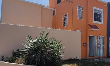 Venta de Casa de 2 niveles y 3 habitaciones en esquina de calle Paseo Tajín, Fracc. Palma Real, Veracruz, Ver.