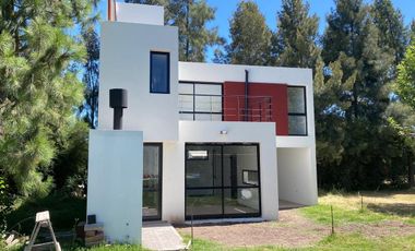 Casa en venta - 3 Dormitorios 3 Baños - Cochera - 300Mts2 - Villa Parque Sicardi, La Plata