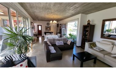 Casa de 5 ambientes con jacuzzi. Los lamos. Rumenco.