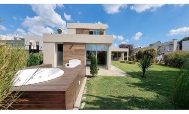 Casa de 5 ambientes con jacuzzi. Los lamos. Rumenco.