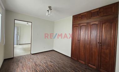 Casa En Alquiler De 2 Niveles Con Amplios Ambientes Y Excelente Iluminación