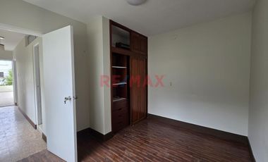Casa En Alquiler De 2 Niveles Con Amplios Ambientes Y Excelente Iluminación