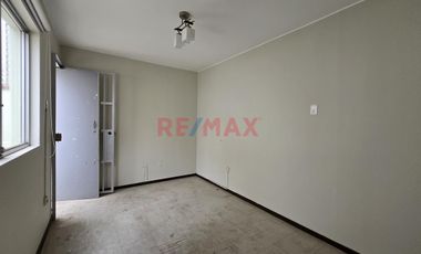 Casa En Alquiler De 2 Niveles Con Amplios Ambientes Y Excelente Iluminación