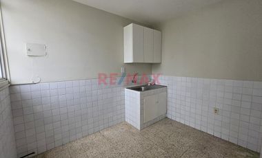 Casa En Alquiler De 2 Niveles Con Amplios Ambientes Y Excelente Iluminación