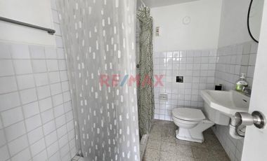 Casa En Alquiler De 2 Niveles Con Amplios Ambientes Y Excelente Iluminación