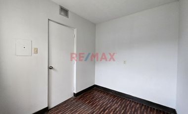 Casa En Alquiler De 2 Niveles Con Amplios Ambientes Y Excelente Iluminación