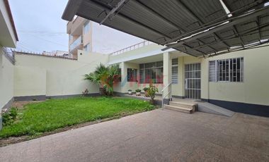Casa En Alquiler De 2 Niveles Con Amplios Ambientes Y Excelente Iluminación