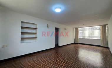 Casa En Alquiler De 2 Niveles Con Amplios Ambientes Y Excelente Iluminación