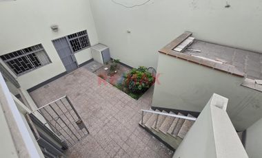 Casa En Alquiler De 2 Niveles Con Amplios Ambientes Y Excelente Iluminación