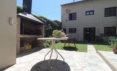 Chalet de 5 AMBIENTES ubicado a 500 metros de la Avenida Hipólito Yrigoyen.