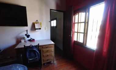 Chalet de 5 AMBIENTES ubicado a 500 metros de la Avenida Hipólito Yrigoyen.