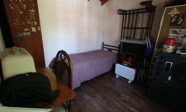 Chalet de 5 AMBIENTES ubicado a 500 metros de la Avenida Hipólito Yrigoyen.
