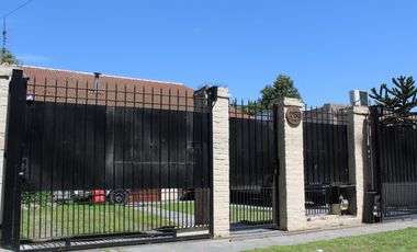 Chalet de 5 AMBIENTES ubicado a 500 metros de la Avenida Hipólito Yrigoyen.