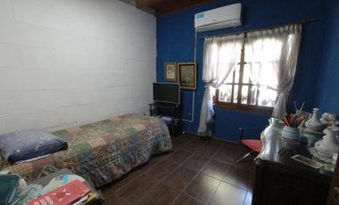 Chalet de 5 AMBIENTES ubicado a 500 metros de la Avenida Hipólito Yrigoyen.