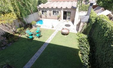 Chalet de 5 AMBIENTES ubicado a 500 metros de la Avenida Hipólito Yrigoyen.