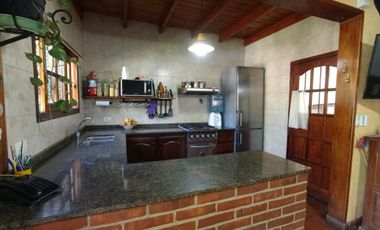 Chalet de 5 AMBIENTES ubicado a 500 metros de la Avenida Hipólito Yrigoyen.