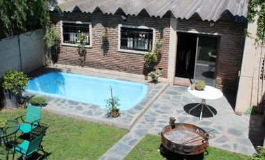 Chalet de 5 AMBIENTES ubicado a 500 metros de la Avenida Hipólito Yrigoyen.