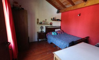 Chalet de 5 AMBIENTES ubicado a 500 metros de la Avenida Hipólito Yrigoyen.