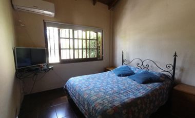 Chalet de 5 AMBIENTES ubicado a 500 metros de la Avenida Hipólito Yrigoyen.