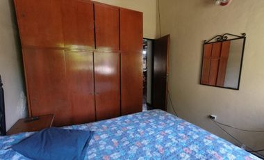 Chalet de 5 AMBIENTES ubicado a 500 metros de la Avenida Hipólito Yrigoyen.