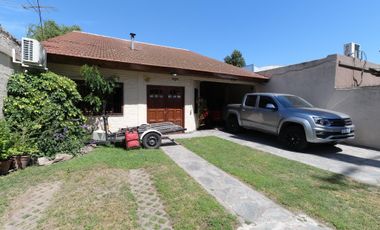 Chalet de 5 AMBIENTES ubicado a 500 metros de la Avenida Hipólito Yrigoyen.