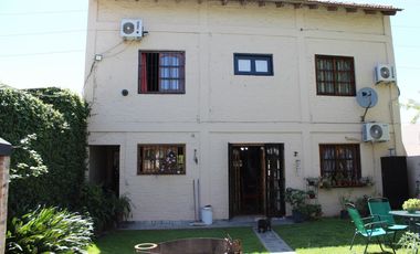 Chalet de 5 AMBIENTES ubicado a 500 metros de la Avenida Hipólito Yrigoyen.