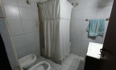 Chalet de 5 AMBIENTES ubicado a 500 metros de la Avenida Hipólito Yrigoyen.