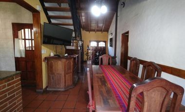 Chalet de 5 AMBIENTES ubicado a 500 metros de la Avenida Hipólito Yrigoyen.