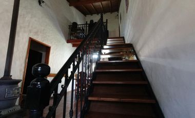 Chalet de 5 AMBIENTES ubicado a 500 metros de la Avenida Hipólito Yrigoyen.